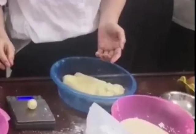 参加社区免费制作中式糕点班：学做芝麻酥