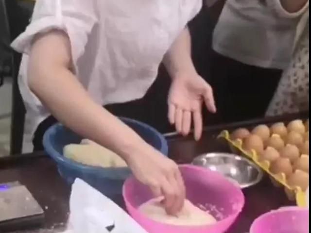 参加社区免费制作中式糕点班：学做芝麻酥