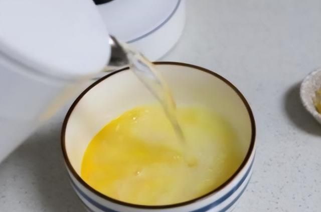 “开水冲鸡蛋”滴香油，一段时间后会出现什么变化？