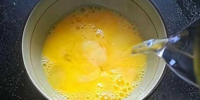 “开水冲鸡蛋”滴香油，一段时间后会出现什么变化？