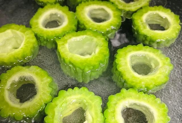 夏季吃“苦”身体好，分享4种苦瓜的做法，消暑去火，营养不流失