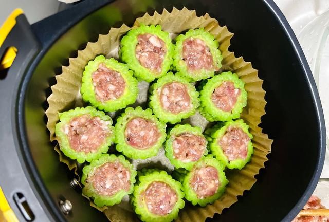 夏季吃“苦”身体好，分享4种苦瓜的做法，消暑去火，营养不流失