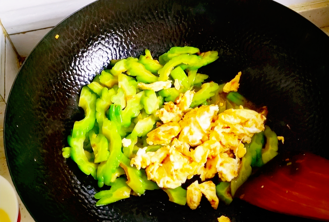 夏季吃“苦”身体好，分享4种苦瓜的做法，消暑去火，营养不流失