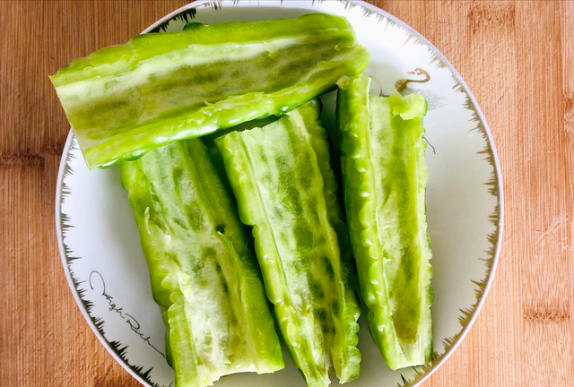 夏季吃“苦”身体好，分享4种苦瓜的做法，消暑去火，营养不流失