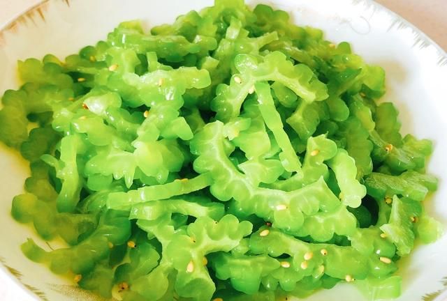 夏季吃“苦”身体好，分享4种苦瓜的做法，消暑去火，营养不流失