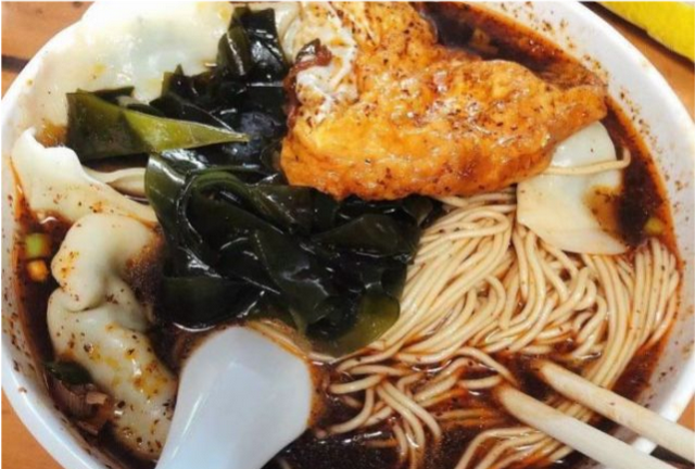安徽芜湖这家30年老店，特色饺面12元一碗，除了这别处吃不到