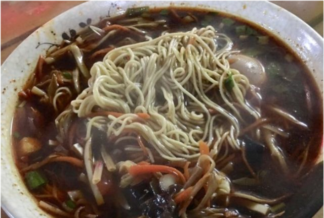 安徽芜湖这家30年老店，特色饺面12元一碗，除了这别处吃不到