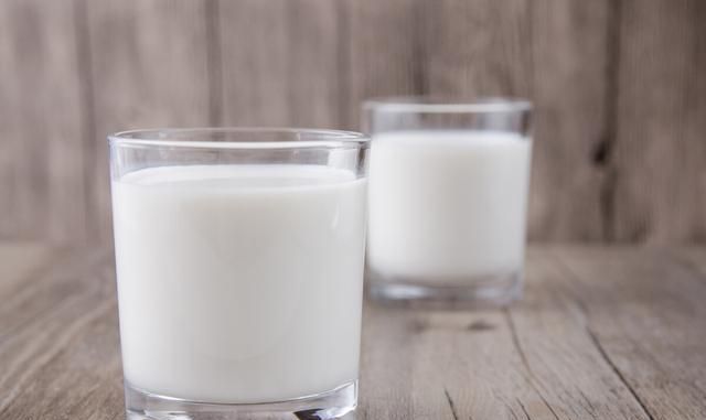 晚上喝牛奶对身体好不好？提醒：牛奶的3个误区，也需要避开