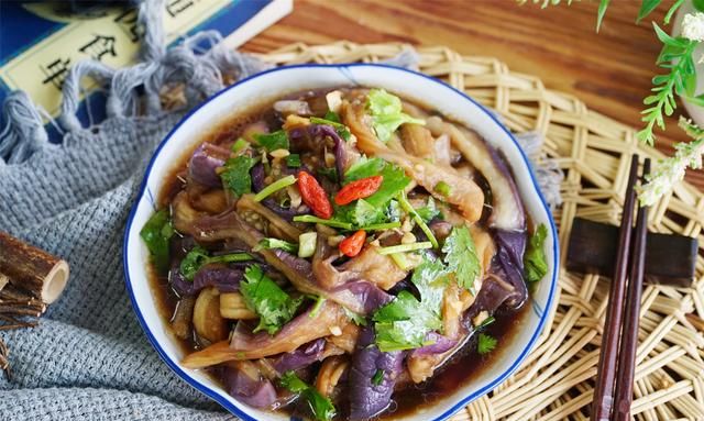 三伏天，吃茄子正是时候，教你“凉拌茄子”好吃的窍门，老香了