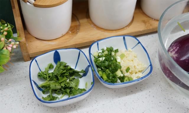 三伏天，吃茄子正是时候，教你“凉拌茄子”好吃的窍门，老香了