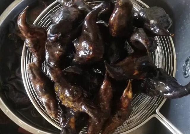 秋天吃核桃栗子不如吃菱角，过一阵就没了，补钙促消化，别不懂吃
