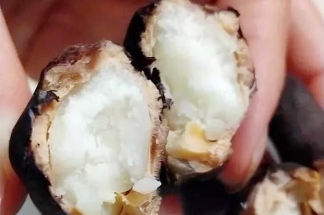 秋天吃核桃栗子不如吃菱角，过一阵就没了，补钙促消化，别不懂吃