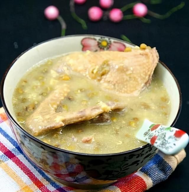 一鸽胜九鸡”，老广东的乳鸽配上绿豆炖汤竟有如此良效