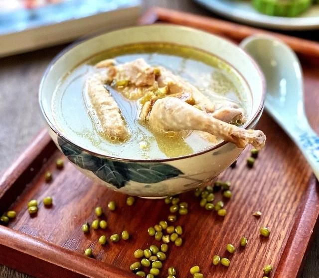 一鸽胜九鸡”，老广东的乳鸽配上绿豆炖汤竟有如此良效
