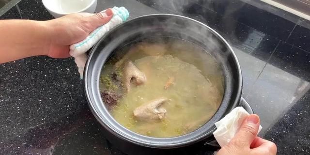 一鸽胜九鸡”，老广东的乳鸽配上绿豆炖汤竟有如此良效