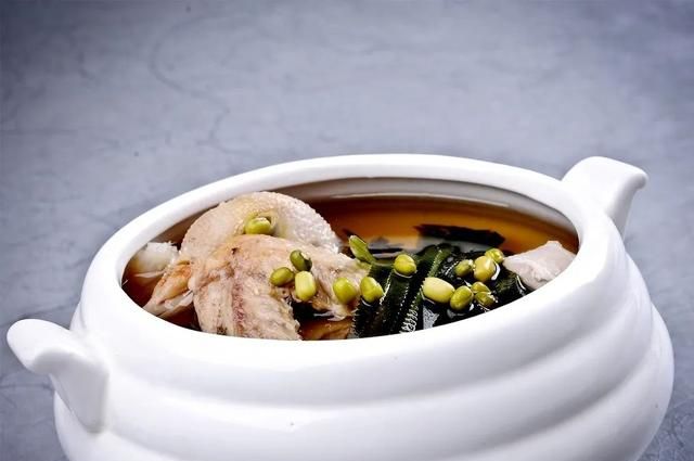 一鸽胜九鸡”，老广东的乳鸽配上绿豆炖汤竟有如此良效