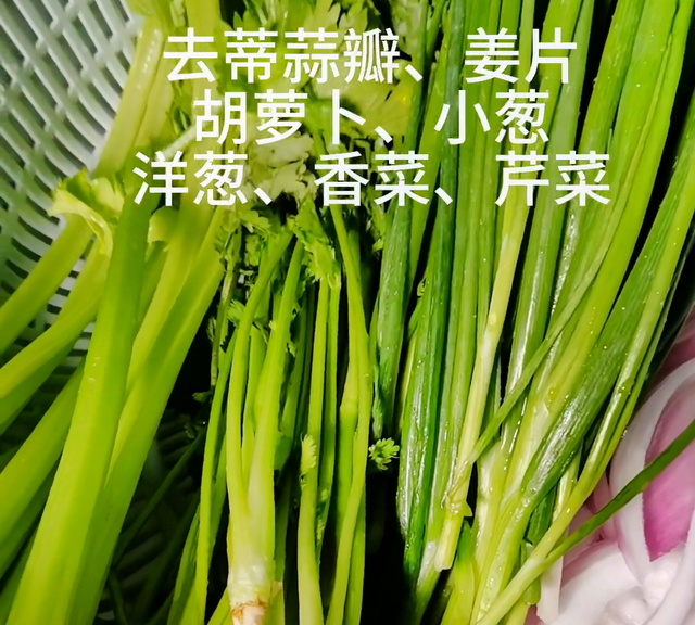 一共损失了350克左右的油，胡萝卜的作用是提色和吸收杂...