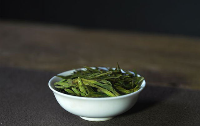 介绍中国十大名茶之一的龙井茶的品种和冲泡方式