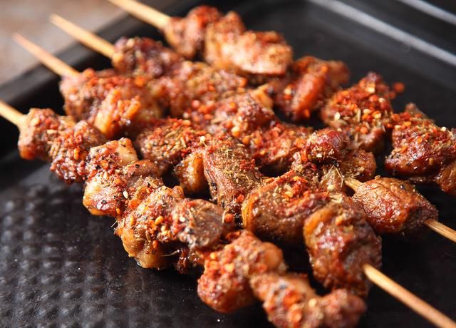 家庭版羊肉串的做法，有烤箱就行，鲜香味美不油腻，孩子特别爱吃