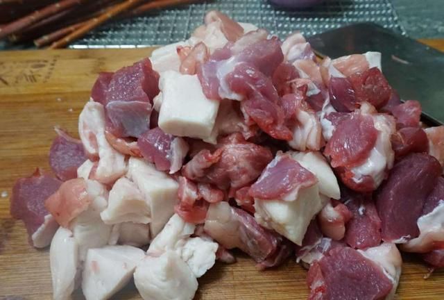 家庭版羊肉串的做法，有烤箱就行，鲜香味美不油腻，孩子特别爱吃