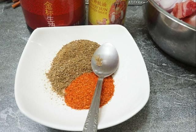 家庭版羊肉串的做法，有烤箱就行，鲜香味美不油腻，孩子特别爱吃