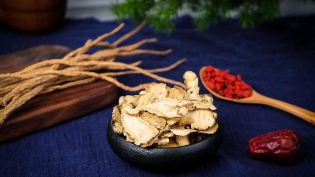 男女通用！黄芪这样搭配泡水，肾虚体弱的你必须看！