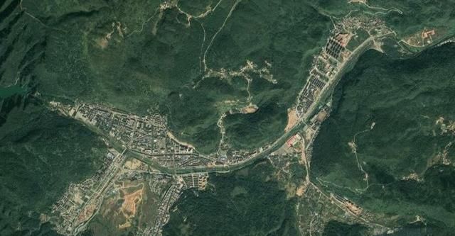 卫星影像看湖南张家界：市区位于河谷，建成区约40平方公里