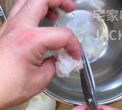 冰糖银耳羹，浓浓的胶质，甜甜蜜蜜，原料和制作过程都超简单