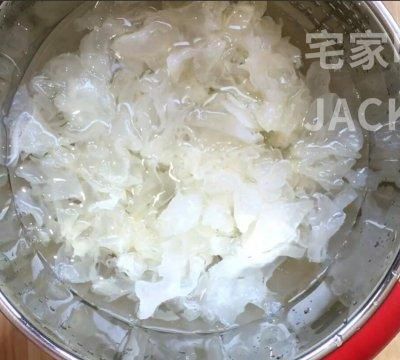 冰糖银耳羹，浓浓的胶质，甜甜蜜蜜，原料和制作过程都超简单