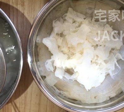 冰糖银耳羹，浓浓的胶质，甜甜蜜蜜，原料和制作过程都超简单