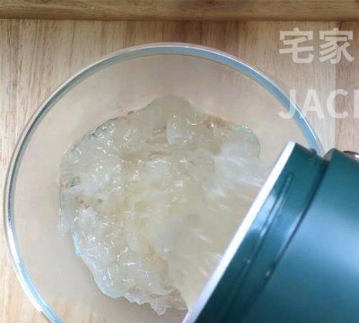 冰糖银耳羹，浓浓的胶质，甜甜蜜蜜，原料和制作过程都超简单