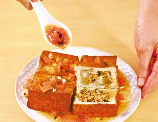山东名菜博山豆腐箱，形似金箱，软嫩鲜香，味道醇美