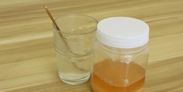 蜂蜜有哪些功效？坚持用蜂蜜泡水饮用，改善便秘、补充身体能量
