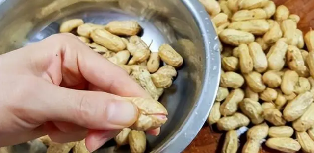 做水煮花生，最忌直接用水煮，教你正确做法，花生咸香入味不夹生
