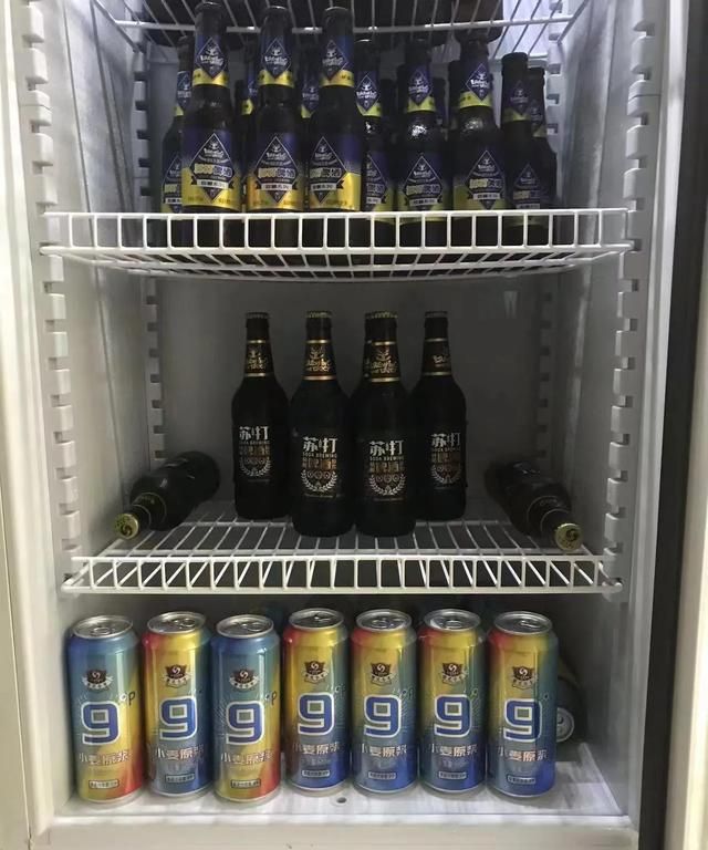 夏天适量喝啤酒，有四大好处