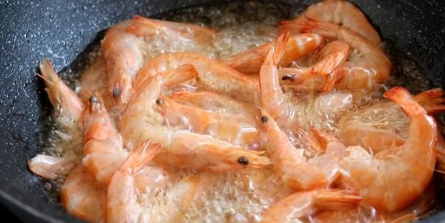 原来正宗的干锅虾是这样做的，没想到这么简单，麻辣鲜香过瘾