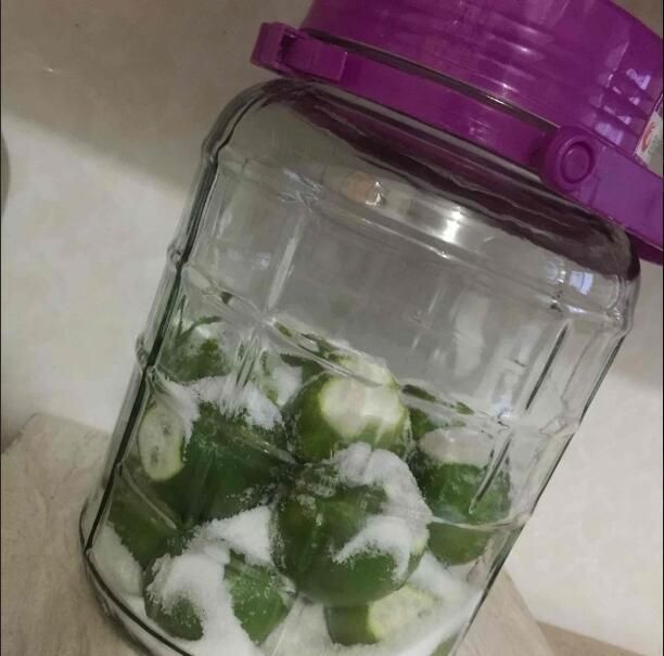 咸柠檬来了！一年的柠檬还苦，基本腌两年以上再吃，口感才好食！