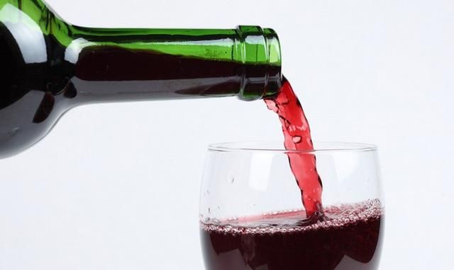 睡前喝红酒有什么好处？预防心脏病？学会这些您才算“懂红酒”