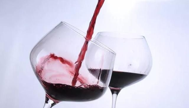睡前喝红酒有什么好处？预防心脏病？学会这些您才算“懂红酒”