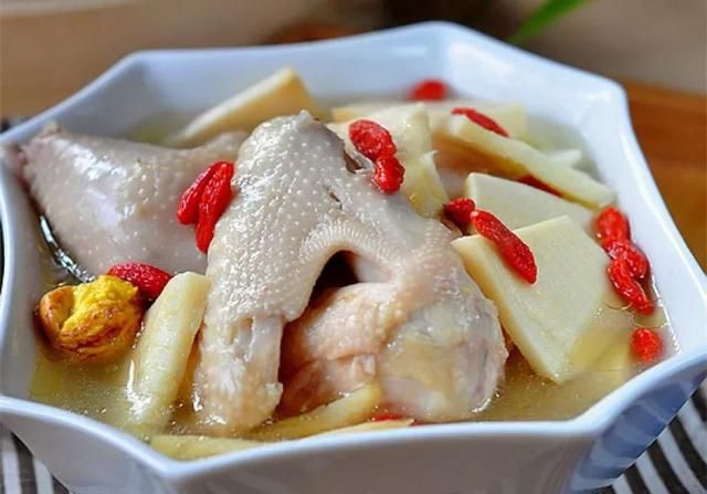 冬季进补喝鸡汤，5款鸡汤做法，滋补养颜又美味！