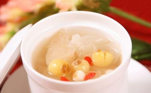银耳莲子羹和燕窝有什么区别,银耳羹和燕窝一样的效果吗图1