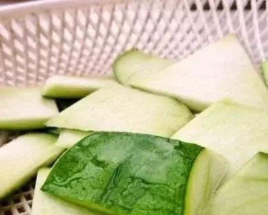 西瓜皮可千万别扔！泡茶、煮汤，史上最全15大吃法，10种养生功效