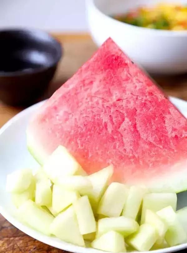 西瓜皮可千万别扔！泡茶、煮汤，史上最全15大吃法，10种养生功效