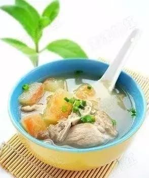 西瓜皮可千万别扔！泡茶、煮汤，史上最全15大吃法，10种养生功效