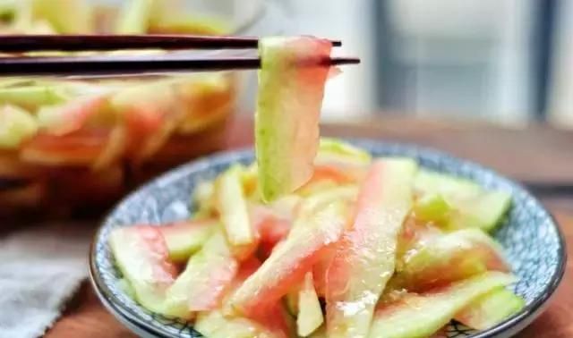 西瓜皮可千万别扔！泡茶、煮汤，史上最全15大吃法，10种养生功效