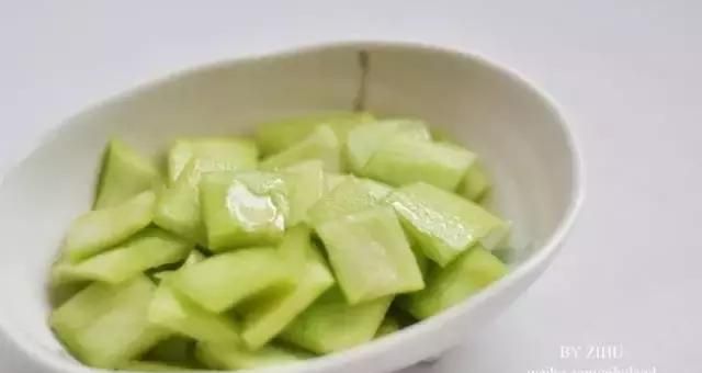 西瓜皮可千万别扔！泡茶、煮汤，史上最全15大吃法，10种养生功效