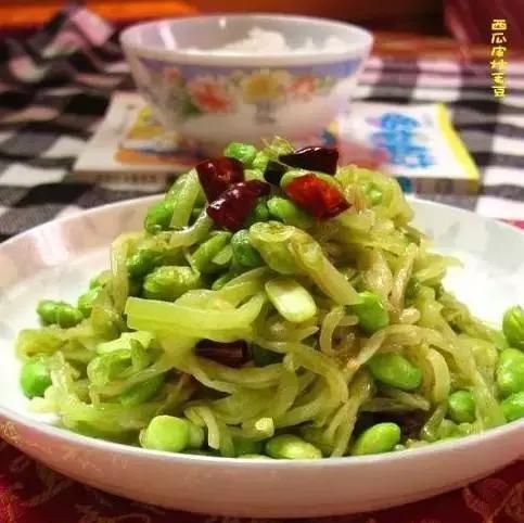 西瓜皮可千万别扔！泡茶、煮汤，史上最全15大吃法，10种养生功效