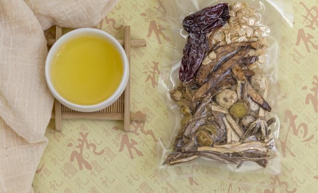 讲一味柴胡，疏肝解郁，可用于感冒、慢性胃炎、肝炎、咽喉异物感