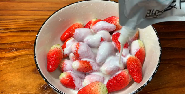 清洗草莓时，有人加盐有人加碱，都不对！教你正确做法，太干净了