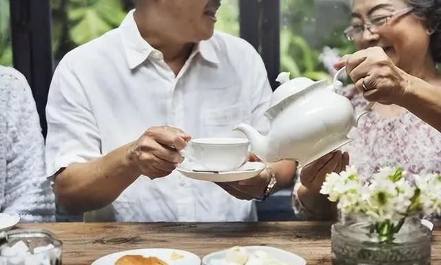 建议中老年人，别管有钱没钱多喝这“5茶”，身体强壮，气色好